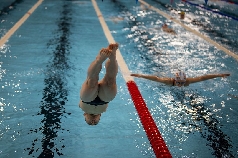 Gus Jinchena, de China, salta a la piscina en una sesión de calentamiento durante los Juegos Paralímpicos de París, el martes 3 de septiembre de 2024