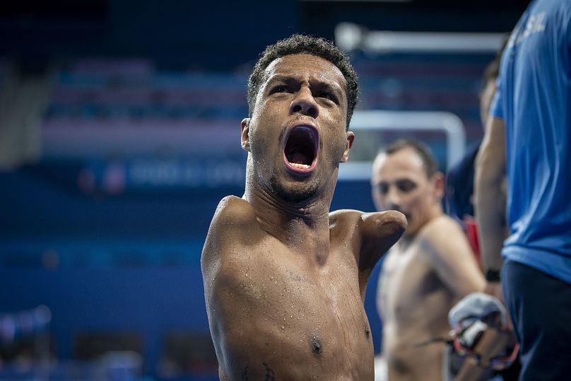 Der paralympische Athlet Gabriel Araujo aus Brasilien feiert nach seinem Sieg im 200-m-Freistil-S2-Finale der Männer bei den Paralympics 2024, 2. September 2024