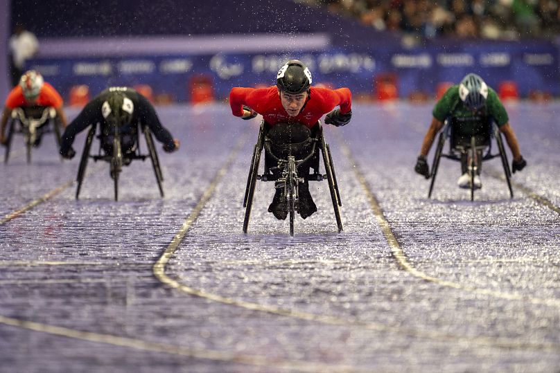 El atleta paralímpico Fabian Blum, de Suiza, compite en la primera ronda de los 400 m masculinos - T52, durante los Juegos Paralímpicos de París, el 30 de agosto de 2024