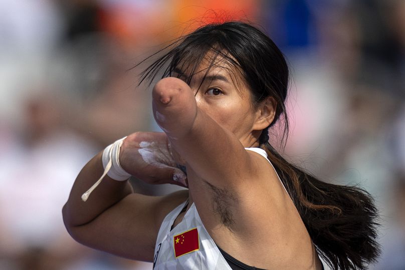 Jiamin Zhangaus aus China nimmt am Finale im Kugelstoßen der Frauen -46 im Stadion Stade de France während der Paralympics 2024 teil, 4. September 2024