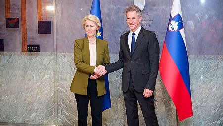 La Presidenta de la Comisión Europea, Ursula von der Leyen, a la izquierda, y el Primer Ministro esloveno, Robert Golob, a la derecha.