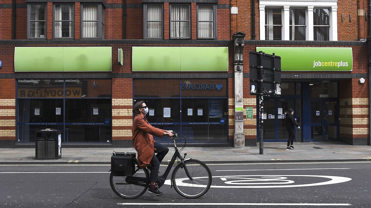 UK jobs market sees worst month in more than a decade