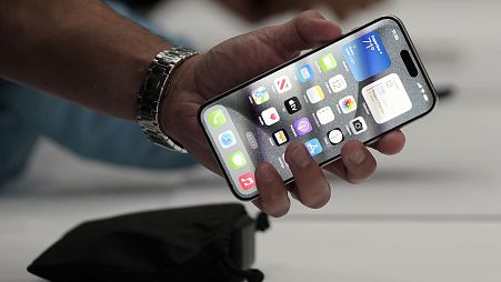 هاتف iPhone 15 Pro بعد أن قدمته شركة Apple في مقرها في 12 سبتمبر أيلول 2023 في كاليفورنيا