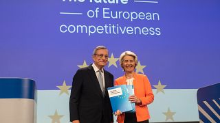 Ursula von der Leyen, Presidenta de la Comisión Europea, y Mario Draghi, responsable del informe sobre competitividad.