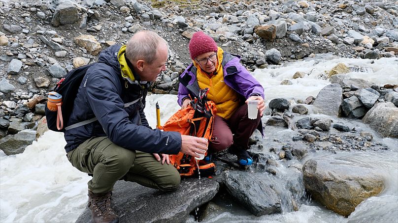 La glacióloga Andrea Fischer examina la calidad del agua