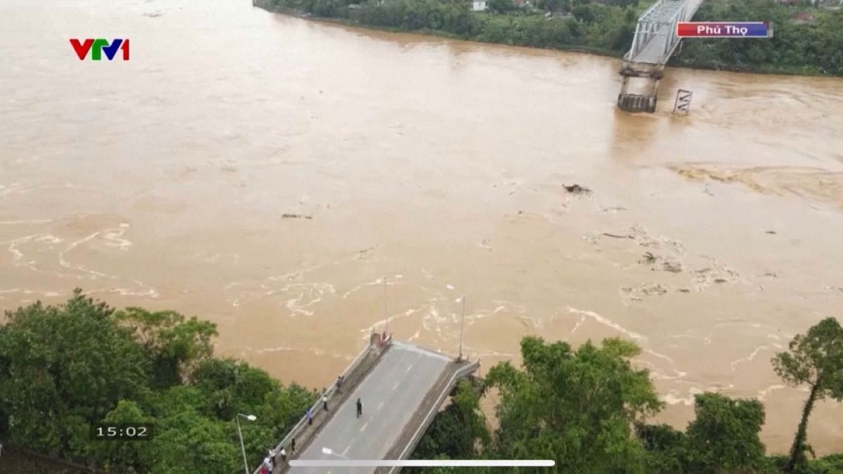 Video. Steel bridge collapses in Vietnam after Typhoon Yagi; 3 rescued