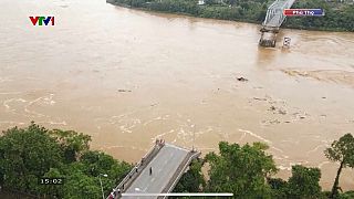 Vietnam'ın kuzeyindeki Phu Tho eyaletinde, yükselen Kızıl Nehir üzerindeki çelik köprü, Yagi Tayfunu'nun etkisiyle Pazartesi sabahı çöktü.