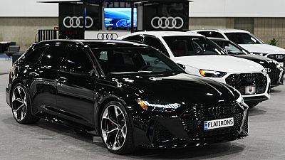 Um RS6 Avant Performance 2024 está em exibição na exposição da Audi no Salão do Automóvel de Denver, quinta-feira, 4 de abril de 2024, em Denver.