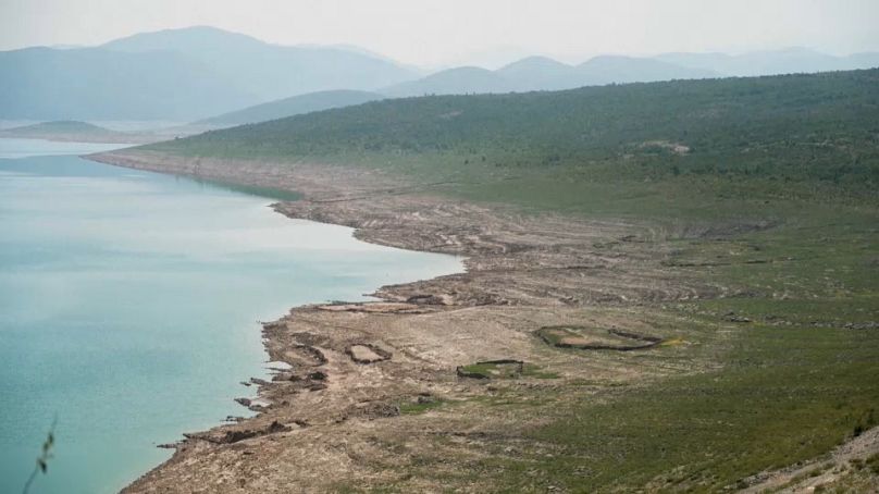 Água deu lugar a zonas extremamente secas no lago Bileca