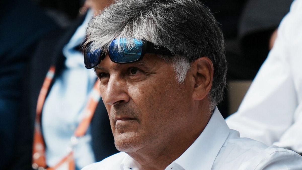 Toni Nadal, tio do espanhol Rafael Nadal, assiste a jogo no Open de França de ténis no estádio Roland Garros em Paris, França, domingo, 29 de maio 2022