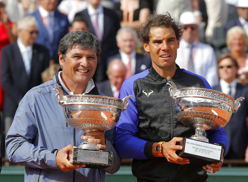 Rafael Nadal com o tio Toni Nadal após o jogo final do Open de França, em 2017