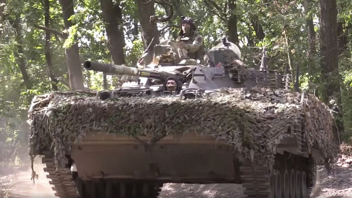 Des marines russes conduisent leur véhicule blindé vers une position ukrainienne dans la direction de Vugledar, dans la région de Donetsk (publié le 9 septembre 2024).