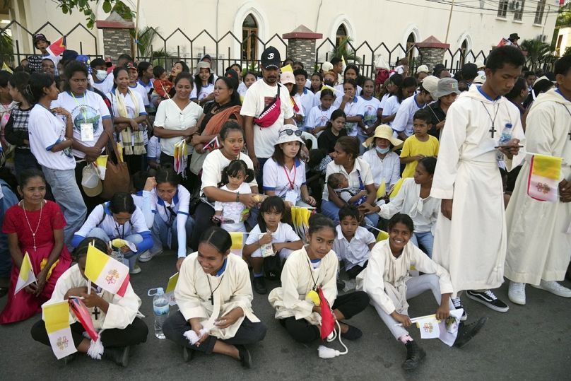 Pessoas esperam pela visita do Papa Francisco às crianças com deficiência da Escola Irmas Alma em Díli, Timor-Leste, terça-feira, 10 de setembro de 2024