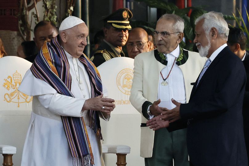 Papa Francisco, Xanana Gusmão e José Ramos-Horta durante uma cerimónia de boas-vindas no Palácio Presidencial em Díli, Timor-Leste, segunda-feira, 9 de setembro de 2024