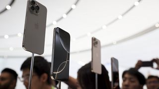 El nuevo iPhone 16 se muestra durante un anuncio de nuevos productos en la sede de Apple el lunes 9 de septiembre de 2024, en Cupertino, California.