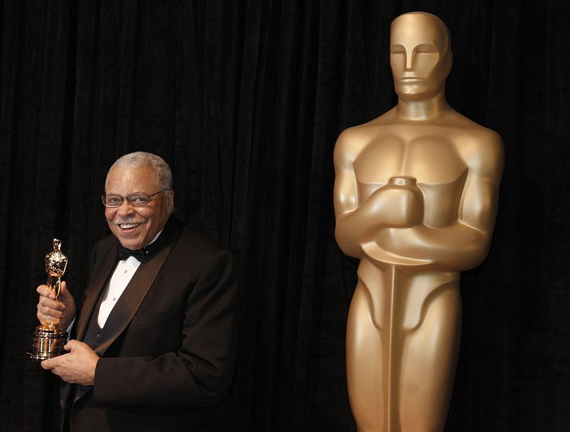 James Earl Jones posa com o seu Óscar honorário na 84ª edição dos Prémios da Academia