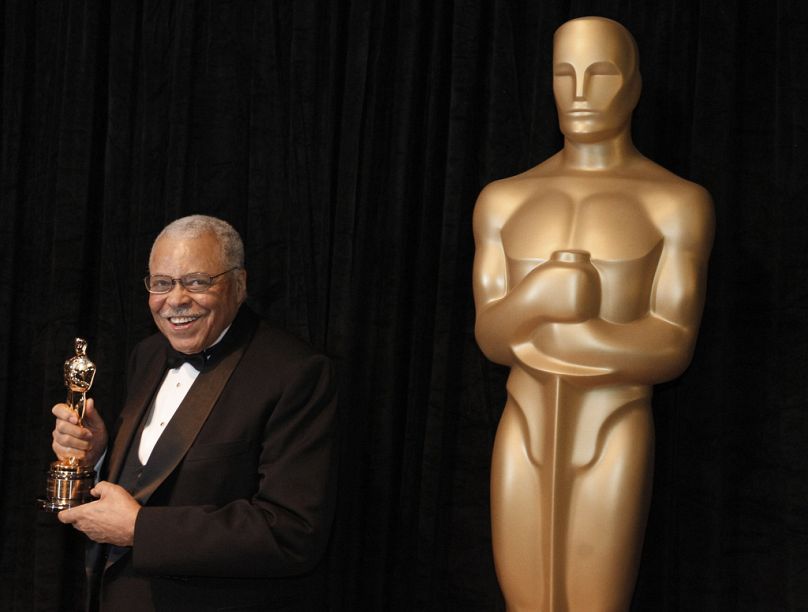 James Earl Jones pose avec son Oscar d'honneur lors de la 84e cérémonie des Oscars, dimanche 26 février 2012, dans le quartier d'Hollywood à Los Angeles. 