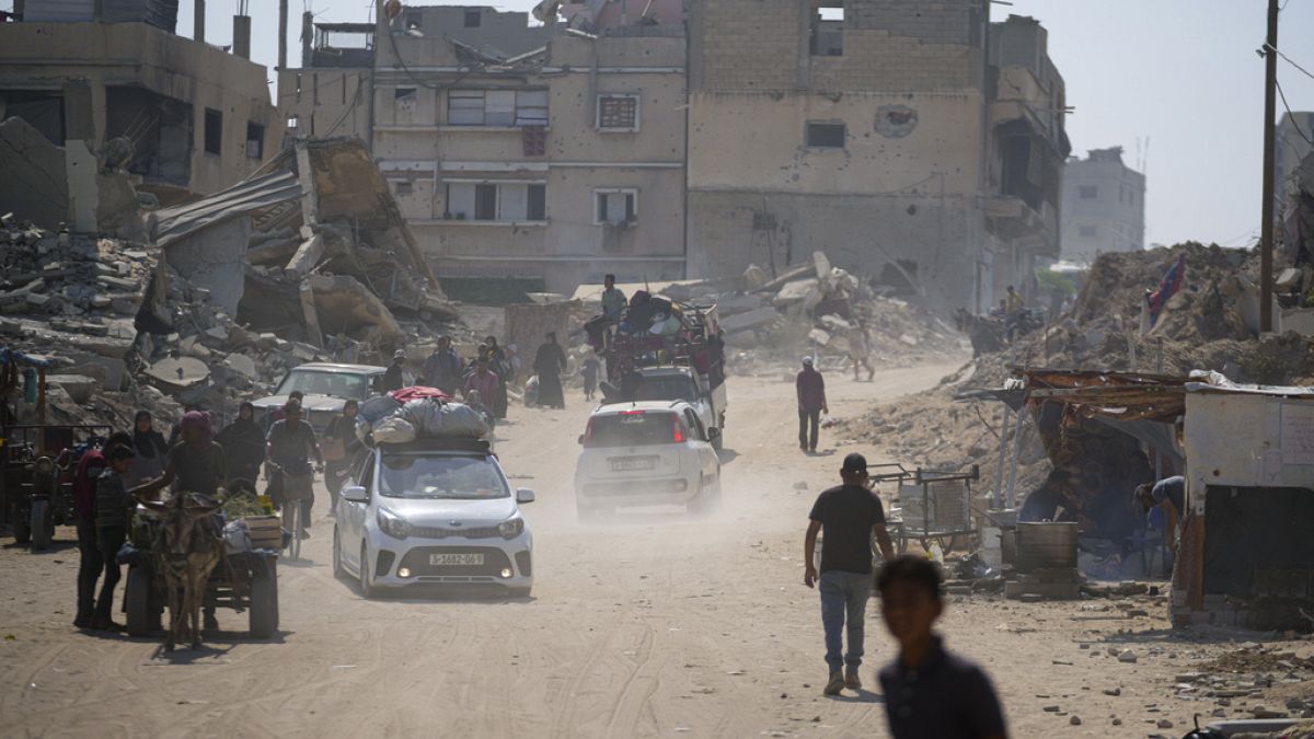 Les Palestiniens déplacés par l'offensive aérienne et terrestre israélienne sur la bande de Gaza fuient les quartiers de Khan Younès, lundi 22 juillet 2024. 