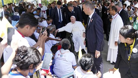 Papa Francis, Doğu Timor'daki Immaculate Conception Katedrali'nde düzenlenen kutsal ayin sonrasında halkı selamlıyor, 10 Eylül 2024.