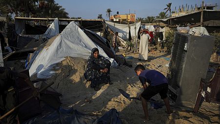 فلسطينيون يتفقدون الأضرار بعد الغارات الإسرائيلية التي استهدفت "المنطقة الآمنة" في مواصي خان يونس