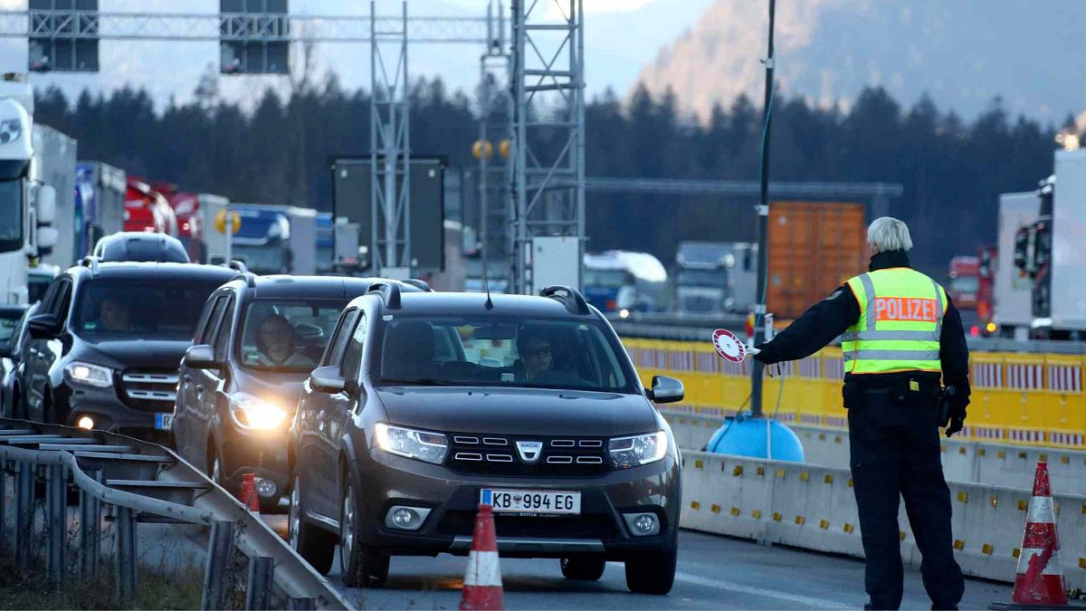 Сотрудники федеральной полиции Германии проверяют автомобили на австрийско-германской границе, 16 марта 2020 года.