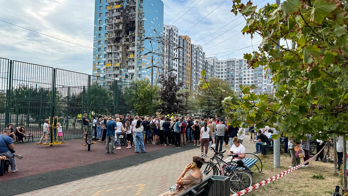 Сбор жителей возле повреждённой многоэтажки, Раменское, 10 сентября 2024.