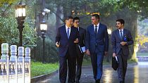 Primeiro-ministro espanhol Pedro Sanchez conversa com o Presidente chinês Xi Jinping enquanto visitam a Casa de Hóspedes do Estado Diaoyutai em Pequim. 9 de setembro 2024