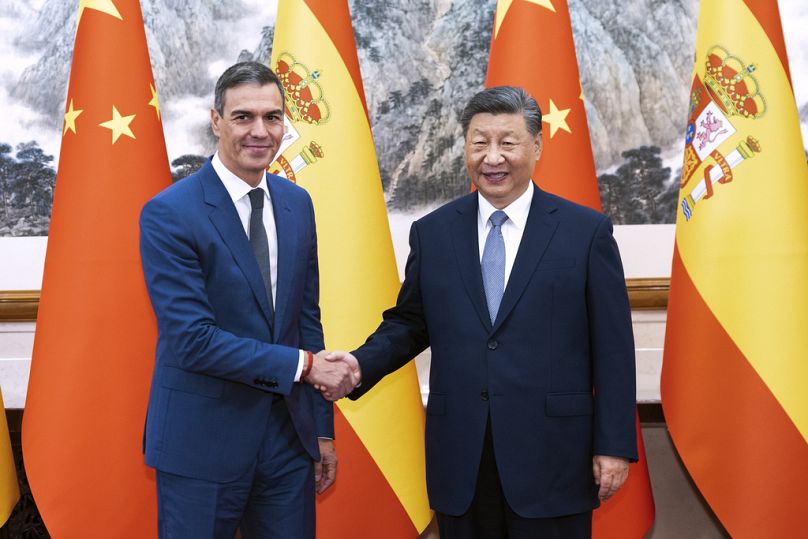 Pedro Sanchez, à esquerda, reúne-se com o Presidente chinês Xi Jinping na Casa de Hóspedes do Estado de Diaoyutai em Pequim, segunda-feira, 9 de setembro de 2024.