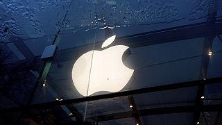 Un logo Apple est accroché dans un magasin Apple de Palo Alto, en Californie, le vendredi 2 février 2024. 