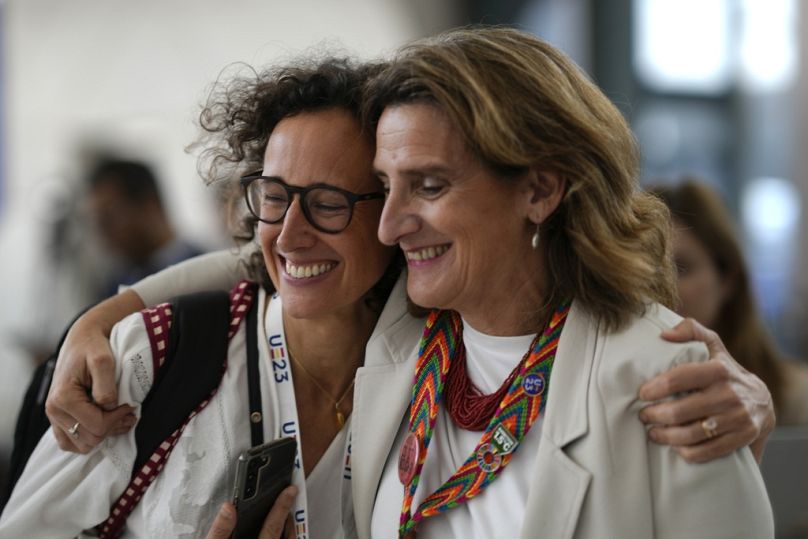 Teresa Ribera (j) megölel egy nőt a 2023-as COP28 csúcstalálkozón 