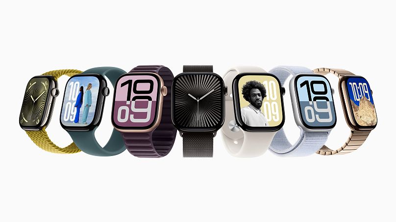 Disponível em alumínio e titânio, o Apple Watch Series 10 está disponível numa variedade de cores e acabamentos deslumbrantes.