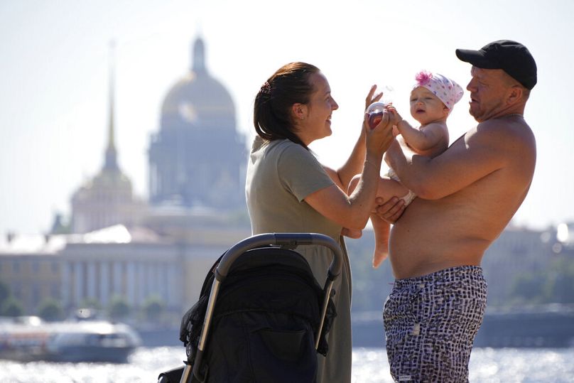 Des personnes nourrissent leur bébé à Saint-Pétersbourg, Russie. 