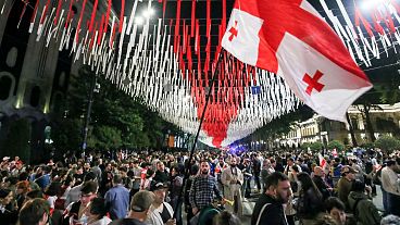 Tiflis'te yabancı nüfuz yasa tasarısına karşı düzenlenen muhalefet protestosu sırasında göstericiler Parlamento binasında toplandı.