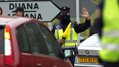 Un officier de police arrête un véhicule à un point de contrôle près de la frontière entre l'Espagne et la France à La Jonquera, Girona, Espagne, le samedi 28 avril 2012.