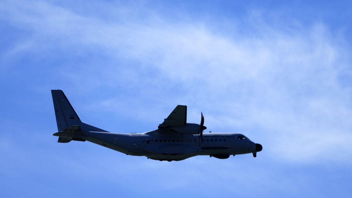 Un avion de transport C-295M de l'armée de l'air portugaise survole le fleuve Tage lors du 100ème anniversaire de la première traversée aérienne de l'Atlantique Sud