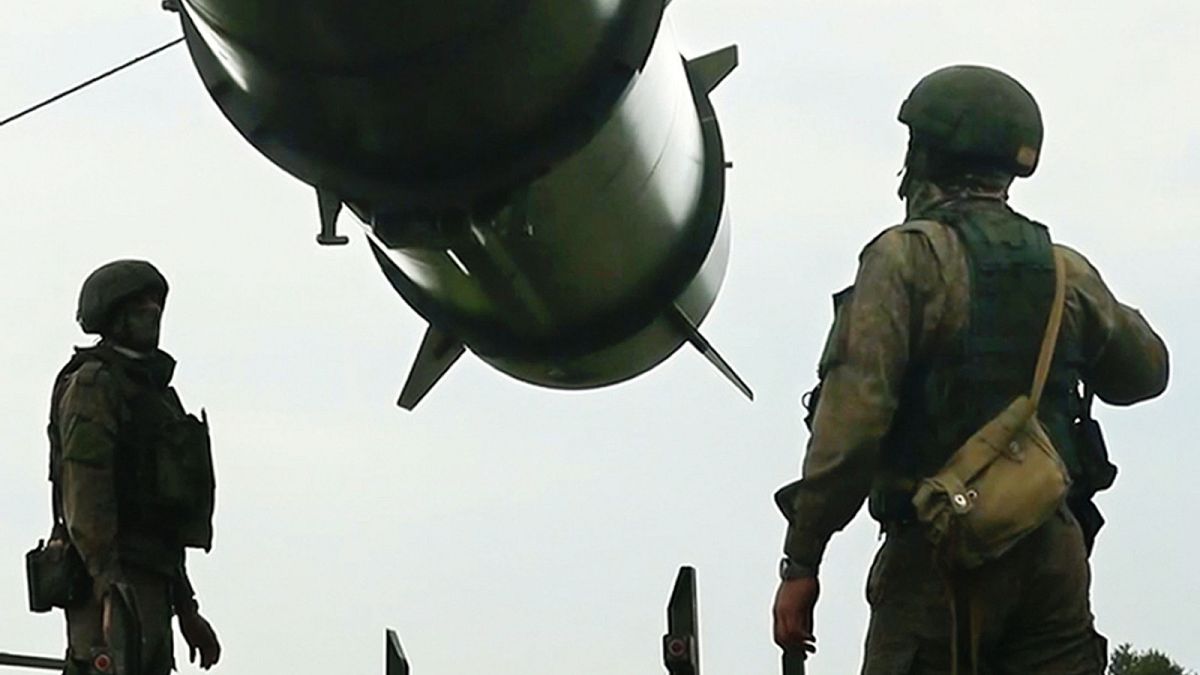 Russische Soldaten laden im Rahmen einer Militärübung einen Raketenwerfer für ballistische Kurzstreckenraketen.