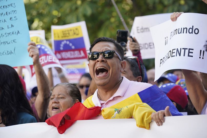 Simpatizantes de Edmundo González participan en una protesta en Madrid, España, el martes 10 de septiembre de 2024.