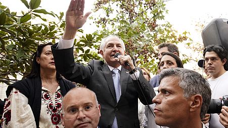 Antonio Ledezma interviene en la manifestación de este martes en la plaza de las Cortes en Madrid, mientras el Congreso debatía el reconocimiento de Edmundo González.