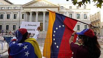 Apoiantes de Edmundo Gonzalez participam num protesto em Madrid, Espanha, terça-feira, 10 de setembro de 2024.