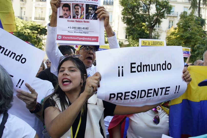 Una manifestante mostra un cartello con su scritto "Edmundo Presidente" durante una protesta a Madrid, 10 settembre 2024