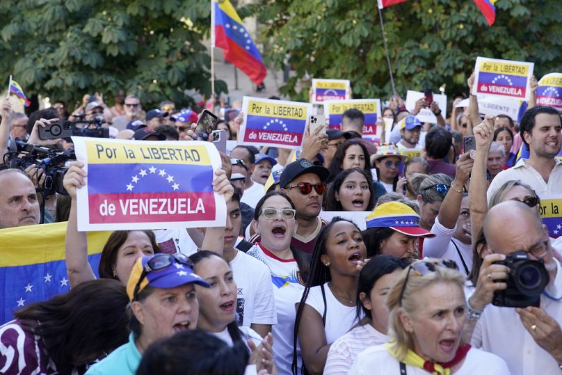 Supporter di Edmundo Gonzalez Urrutia si sono radunati in una protesta a Madrid, 10 settembre 2024