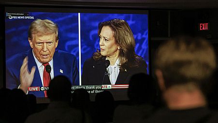 Os alunos do Dr. Christopher Terry assistem ao debate entre o candidato presidencial republicano e democrata no Murphy Hall da Universidade do Minnesota, na terça-feira, 10 de