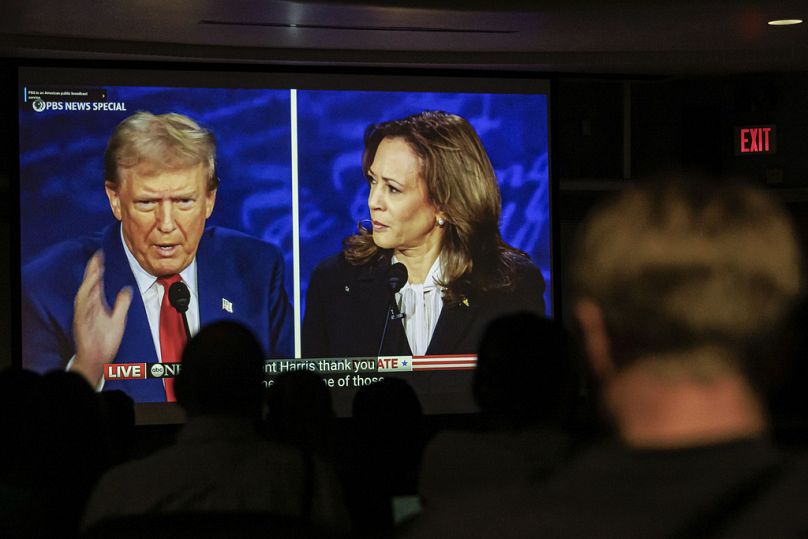 Pessoas assistem ao debate entre Donald Trump e Kamala Harris durante uma festa de assistência no campus Murphy Hall da Universidade do Minnesota, 10 de setembro de 2024