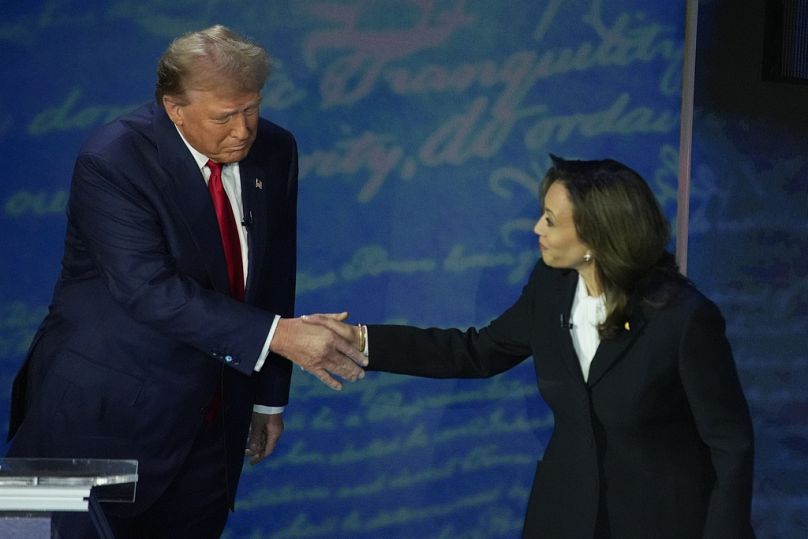 Trump y Harris se saludan en el debate a la presidencia estadounidense.