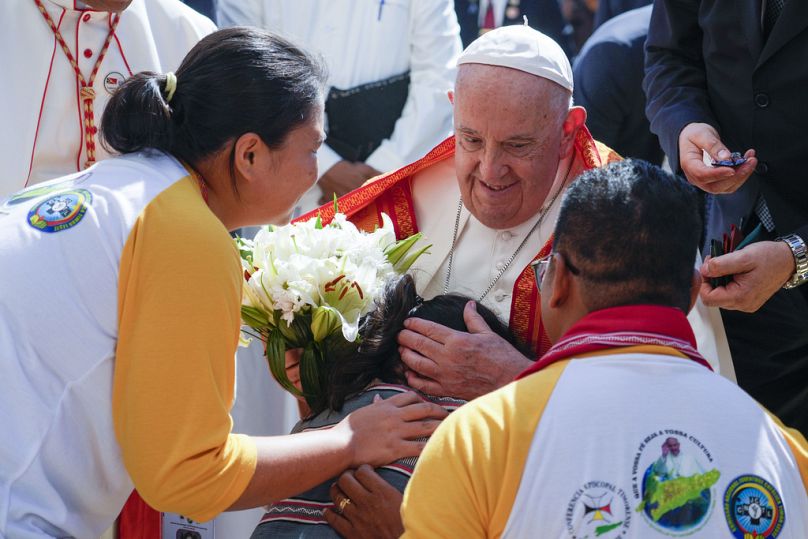 Papa Francesco saluta i giovani di Timor Est