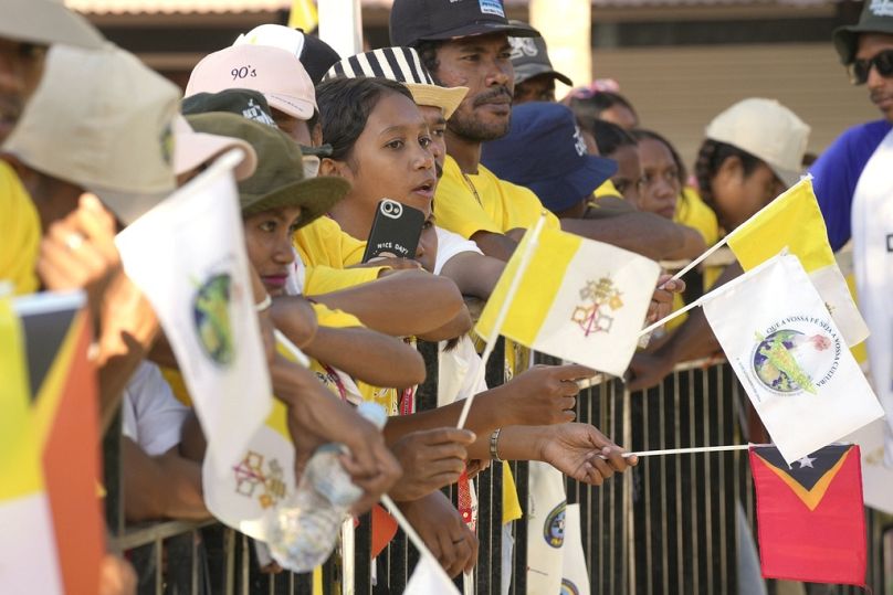 Fiéis aguardaram o Papa Francisco perto do Centro de Convenções em Díli, Timor Leste, quarta-feira, 11 de setembro de 2024