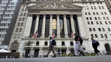 Un grupo de personas pasa por delante de la Bolsa de Nueva York el miércoles 4 de septiembre de 2024, en Nueva York.