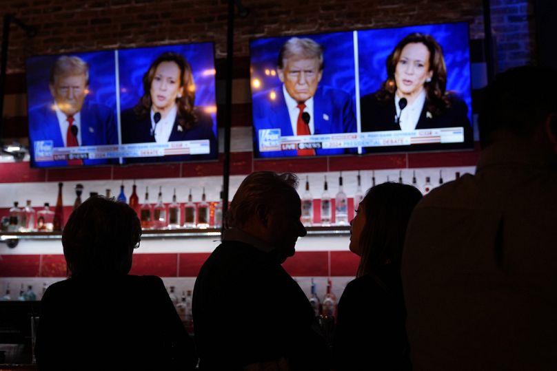 Spettatori assistono al dibattito tra la vicepresidente Kamala Harris e l'ex presidente Donald Trump, nell'Angry Elephant Bar and Grill, San Antonio, 10 settembre 2024