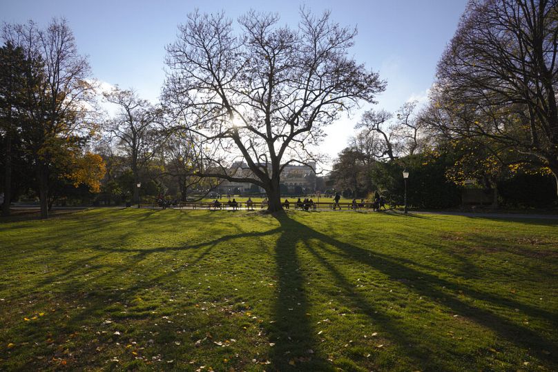 Le persone si godono un pomeriggio di sole nel giardino dello Stadtpark, a Vienna