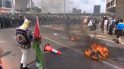 des manifestants et la police s'affrontent lors d'une Convention militaire australienne